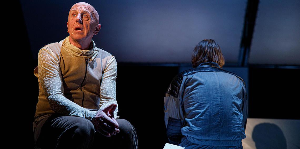 EL Кравчук стоит "одоробалом", девушкам заклеили соски: народный артист Украины назвал популярный спектакль "утренником"