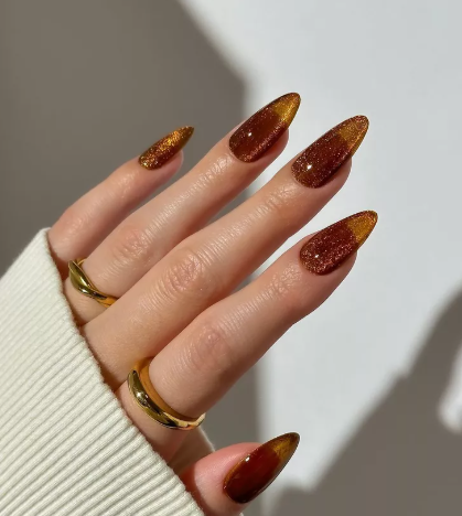 Для пасмурной осени: лучшие темные цвета маникюра