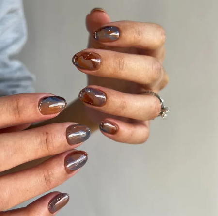 Для пасмурной осени: лучшие темные цвета маникюра