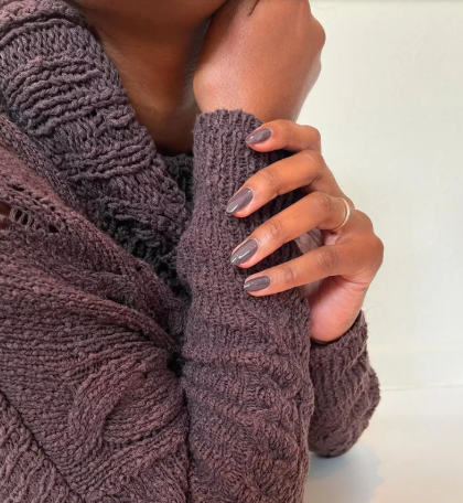 Для пасмурной осени: лучшие темные цвета маникюра