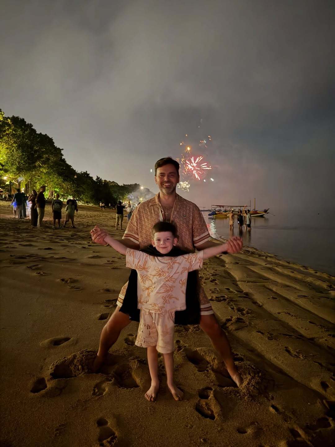 Далеко від України: Тімур Мірошниченко з сімʼєю зустріли Новий рік під салюти на екзотичному курорті. Фото