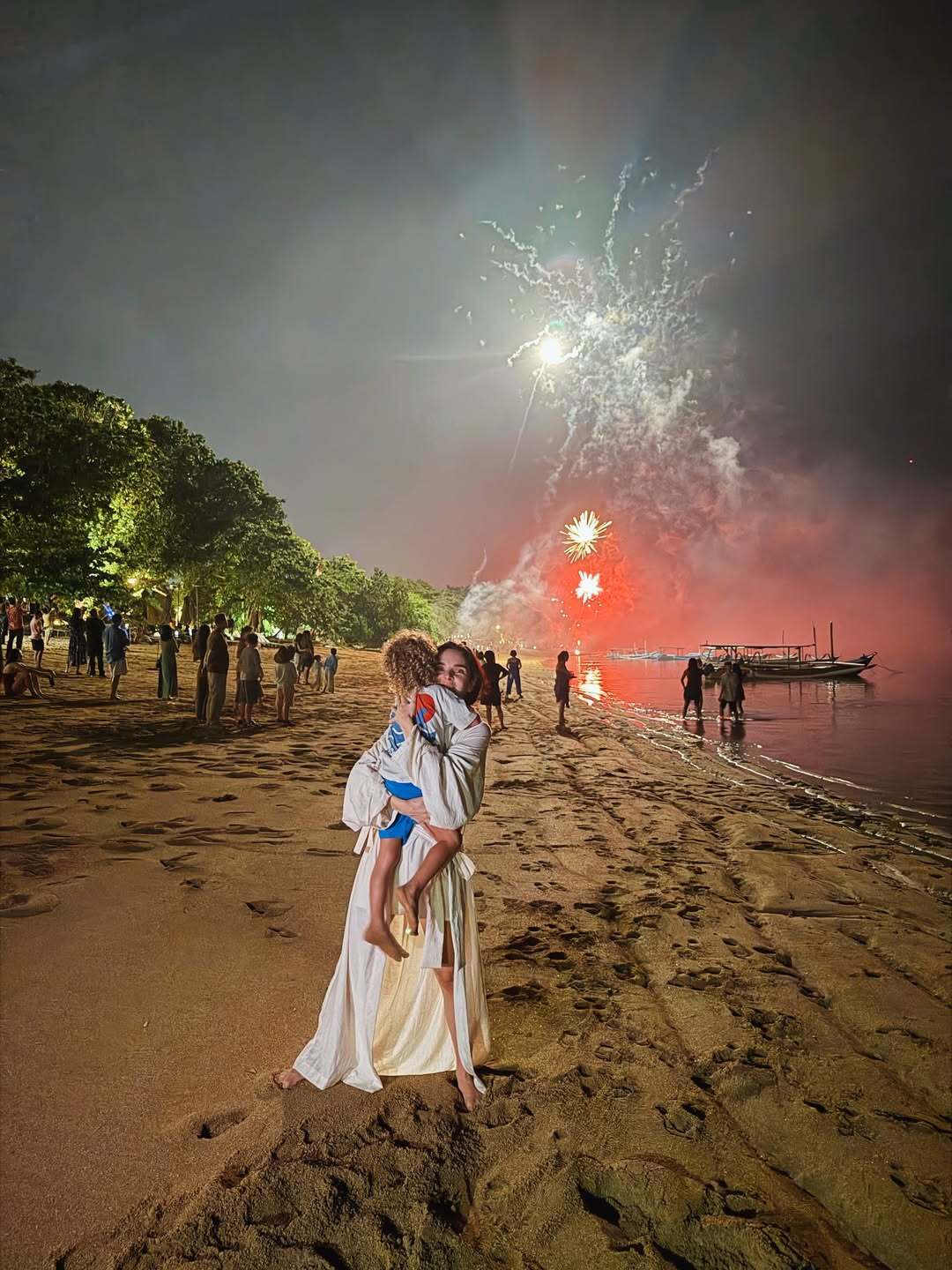 Далеко від України: Тімур Мірошниченко з сімʼєю зустріли Новий рік під салюти на екзотичному курорті. Фото