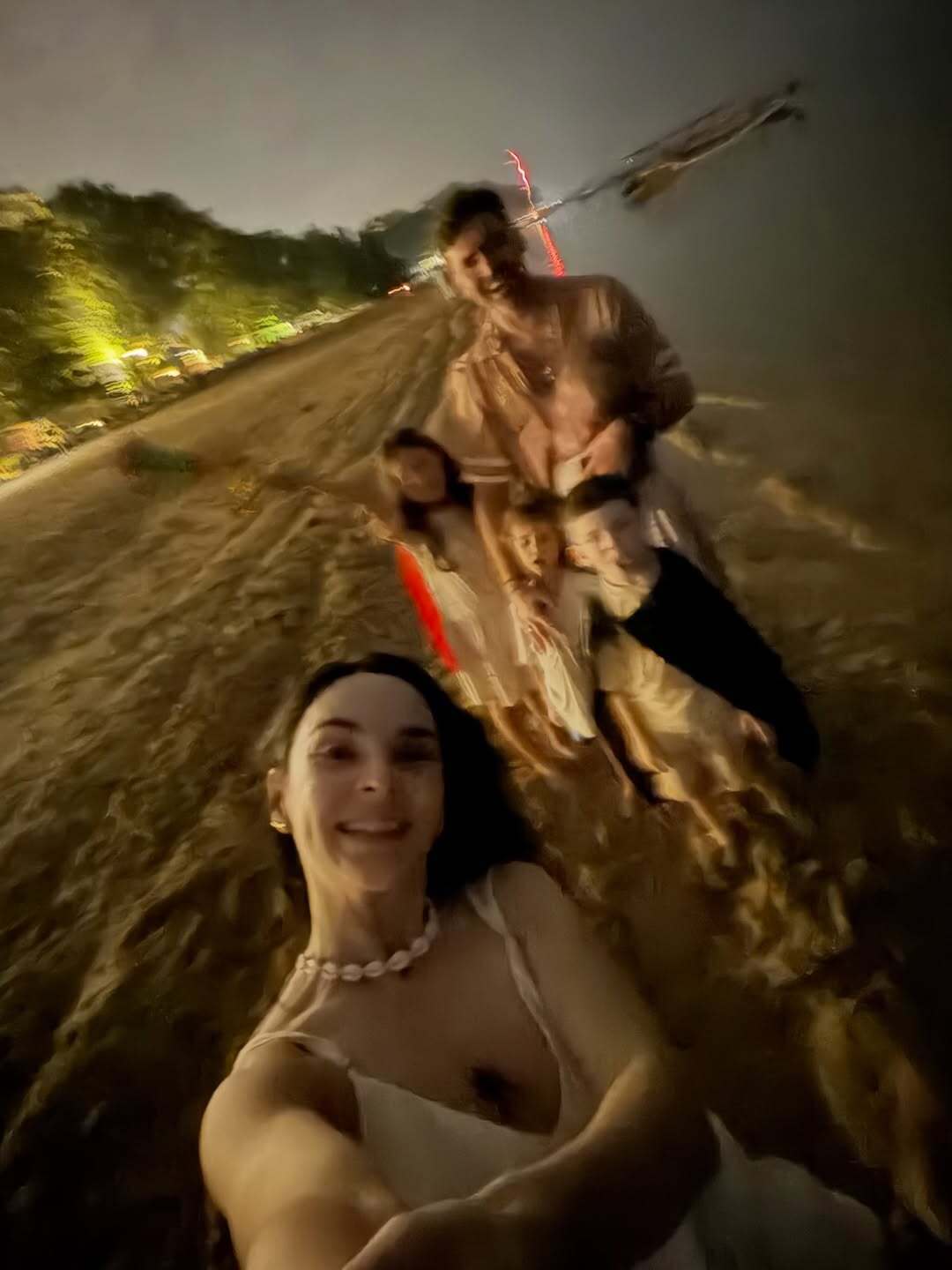 Далеко від України: Тімур Мірошниченко з сімʼєю зустріли Новий рік під салюти на екзотичному курорті. Фото