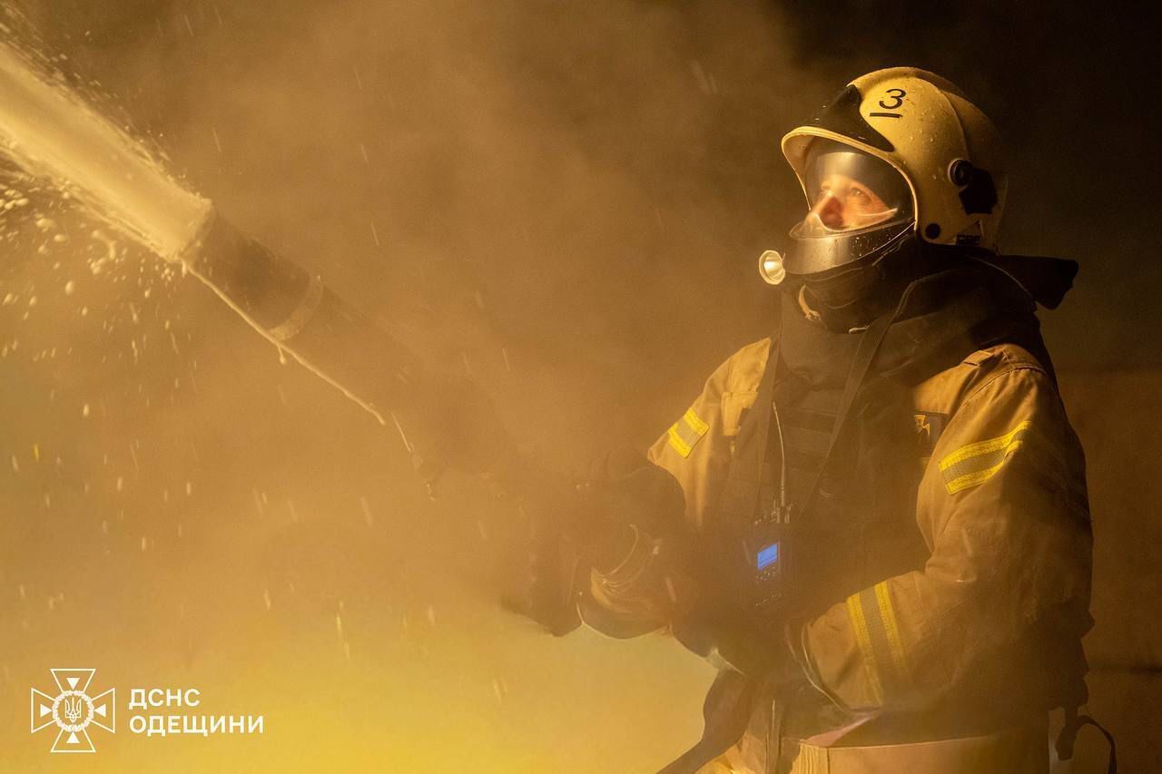 Було кілька "хвиль" дронів: Росія в новорічну ніч атакувала Одесу, стались пожежі. Фото