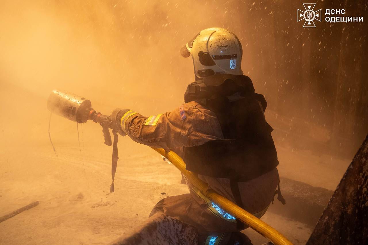 Було кілька "хвиль" дронів: Росія в новорічну ніч атакувала Одесу, стались пожежі. Фото