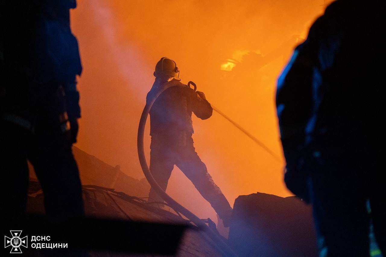 Було кілька "хвиль" дронів: Росія в новорічну ніч атакувала Одесу, стались пожежі. Фото