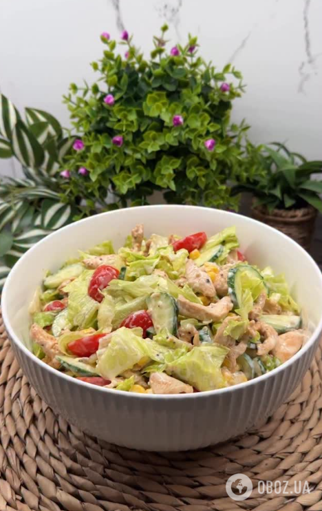 Легкий салат с курицей и овощами: готовится без майонеза