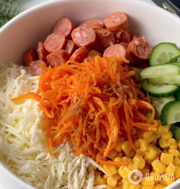 Ситний салат із ковбасками, морквою по-корейськи та сиром: готується страва 10 хвилин