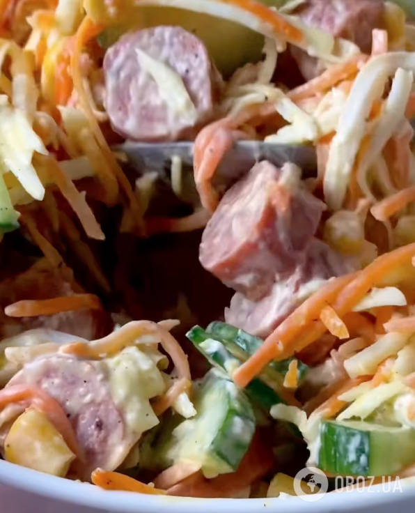 Ситний салат із ковбасками, морквою по-корейськи та сиром: готується страва 10 хвилин