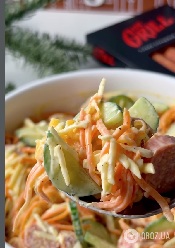 Ситний салат із ковбасками, морквою по-корейськи та сиром: готується страва 10 хвилин