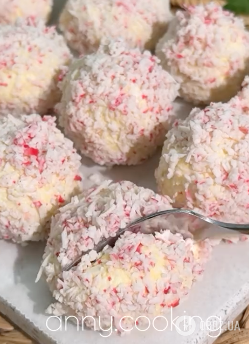 Закуска з крабових паличок "Рафаелло": найлегший рецепт страви за 5 хвилин