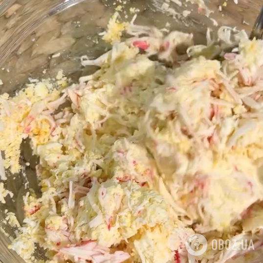 Закуска з крабових паличок "Рафаелло": найлегший рецепт страви за 5 хвилин