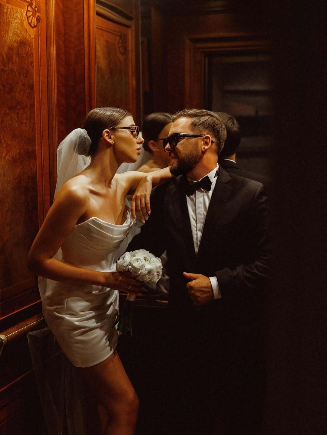 Наречена у міні та чорних окулярах: лідер "Без Обмежень" Сергій Танчинець таємно одружився із коханою і показав перші фото