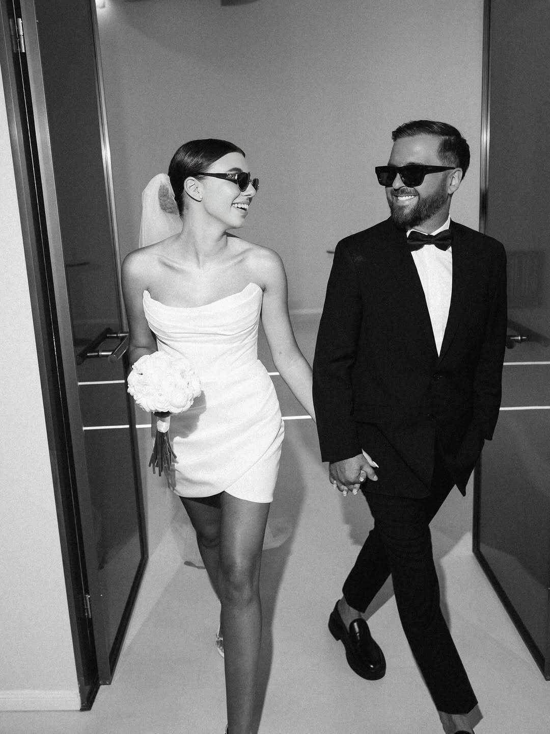 Наречена у міні та чорних окулярах: лідер "Без Обмежень" Сергій Танчинець таємно одружився із коханою і показав перші фото