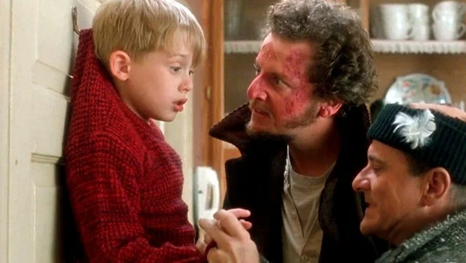 Гарри уже за 80, а Марв поседел: как изменились легендарные "мокрые бандиты" спустя 35 лет после выхода "Один дома"