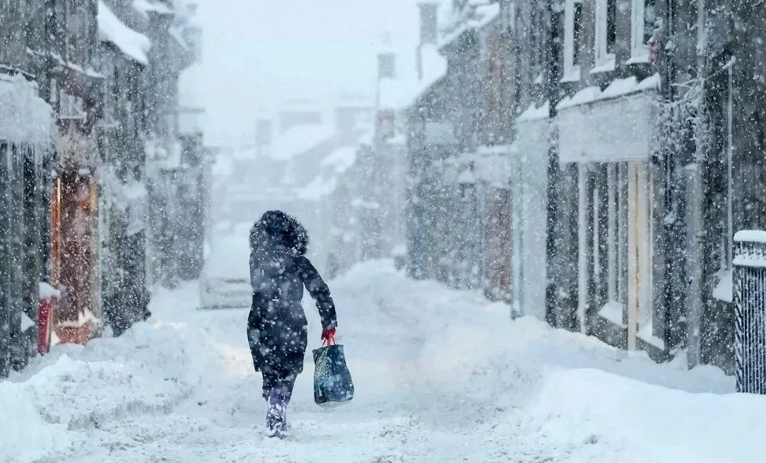 У Європі вирує зимовий шторм: понад 10 людей загинуло, сотні тисяч будинків знеструмлено. Відео