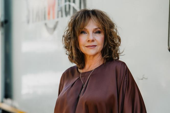 "Ми живемо всередині документального жаху". Олена Узлюк, один із найупізнаваніших голосів кіно, – про дубляж, війну та залаштунки гучного секс-скандалу