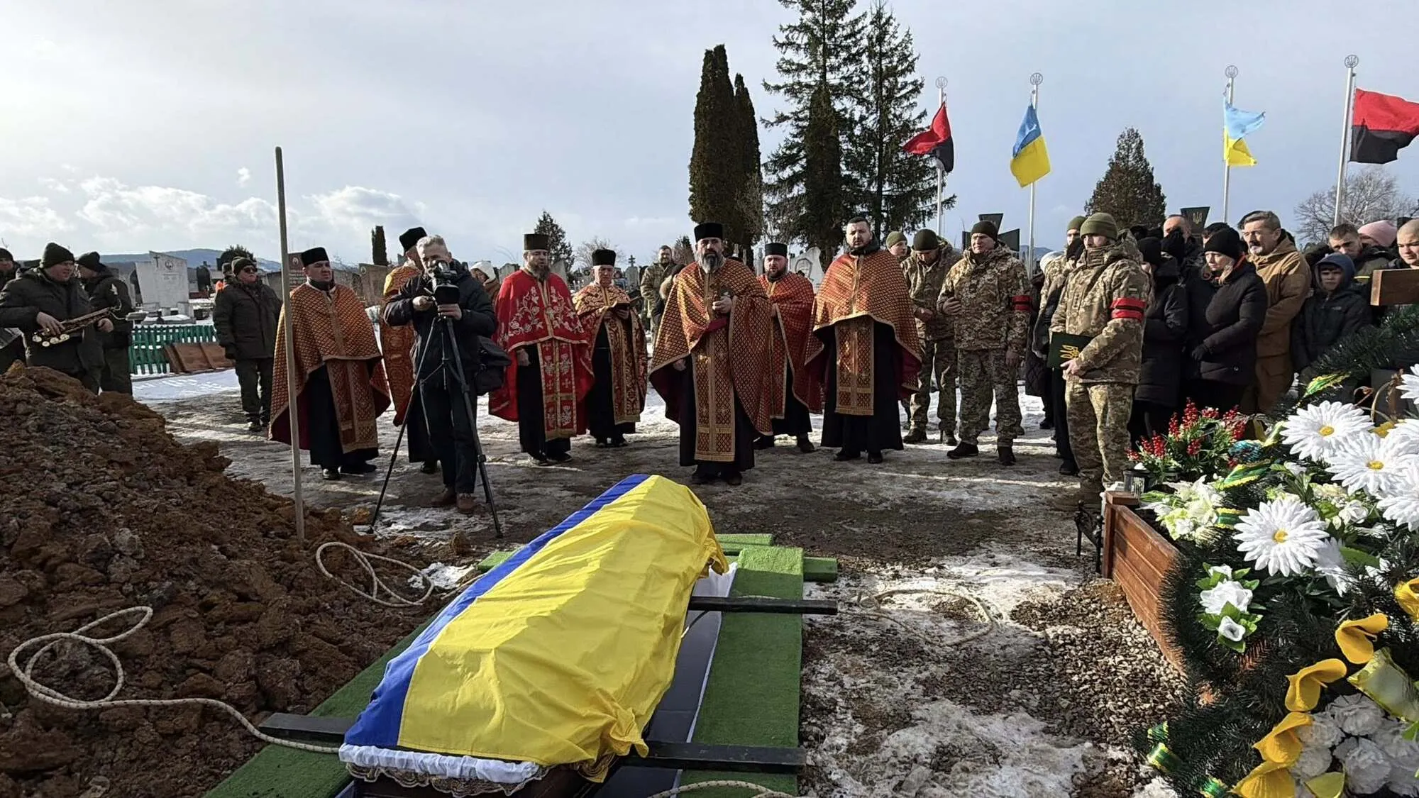 Два Героя: на Ивано-Франковщине попрощались с братьями, которые погибли на фронте. Фото