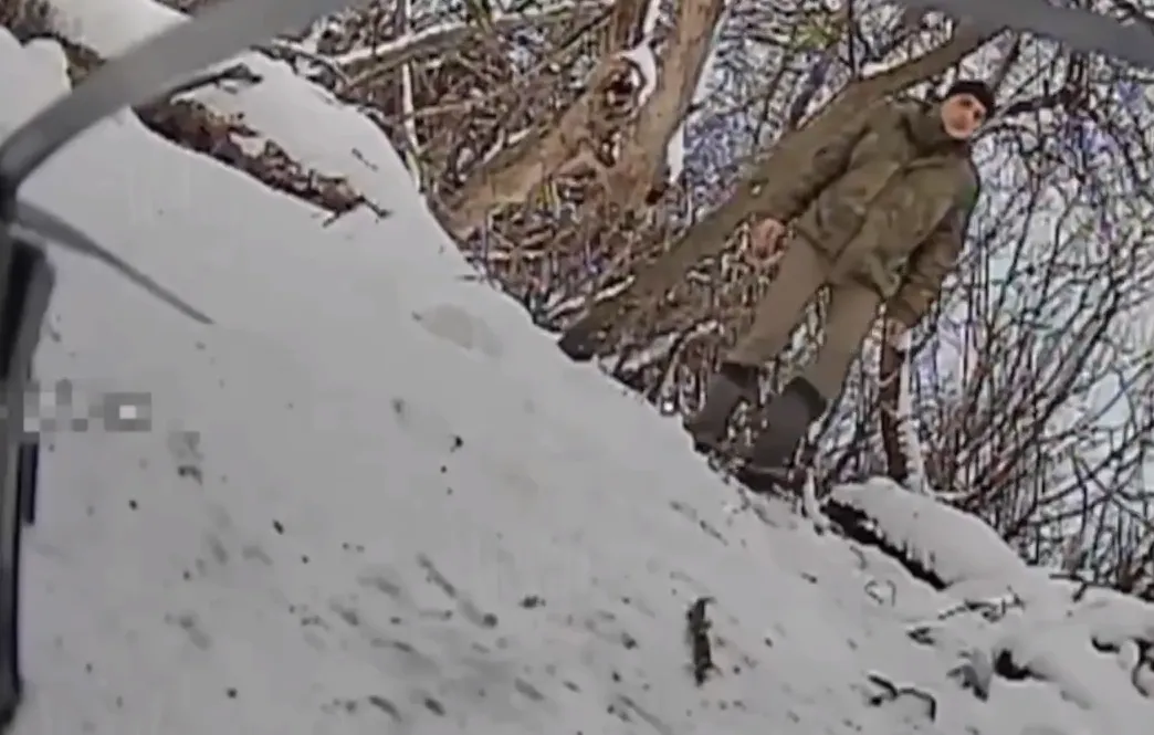 Оператор FPV-дрона устроил засаду на оккупанта, который прогуливался по посадке на Покровском направлении. Видео