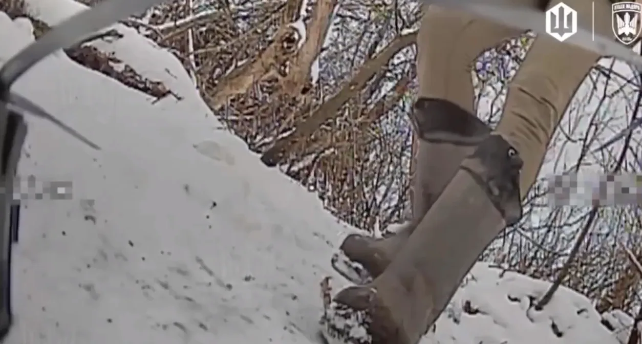 Оператор FPV-дрона устроил засаду на оккупанта, который прогуливался по посадке на Покровском направлении. Видео