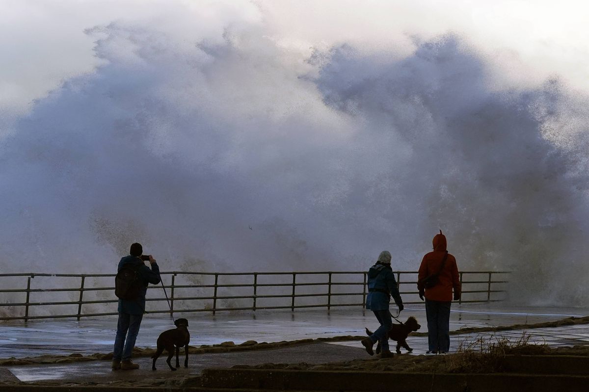 У Європі вирує зимовий шторм: понад 10 людей загинуло, сотні тисяч будинків знеструмлено. Відео