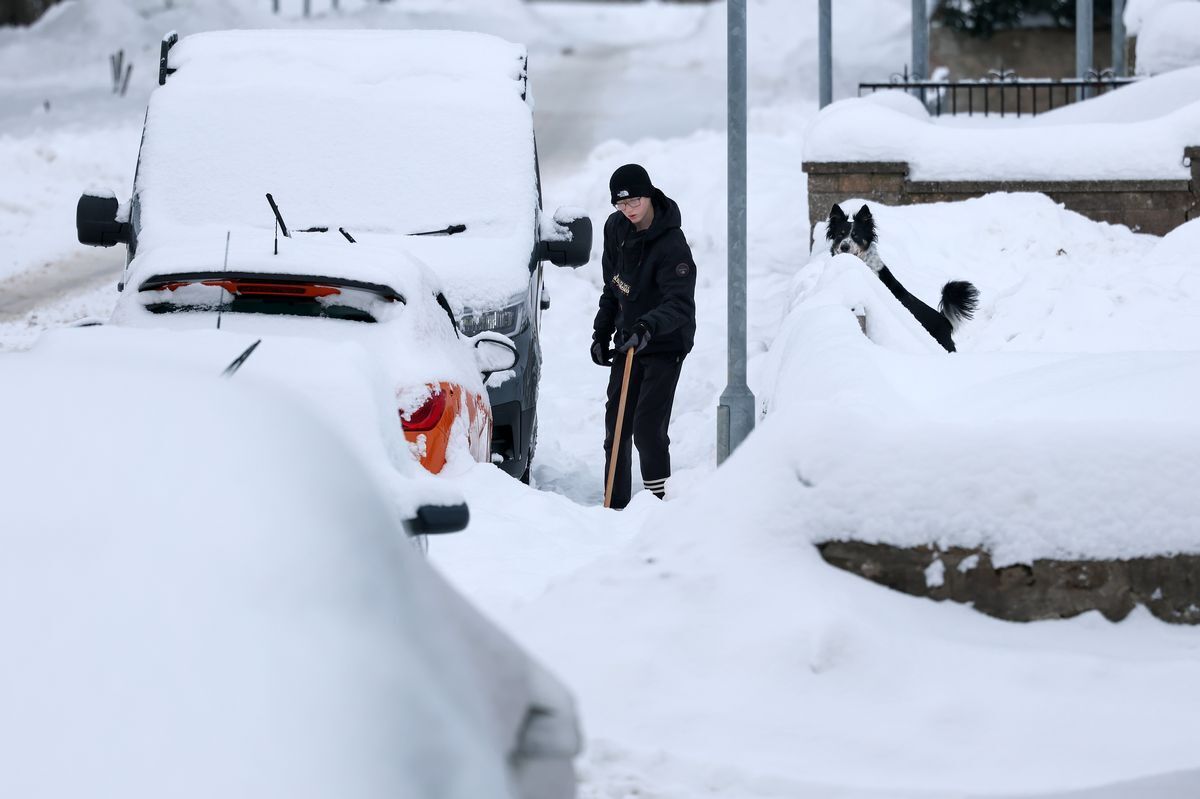У Європі вирує зимовий шторм: понад 10 людей загинуло, сотні тисяч будинків знеструмлено. Відео