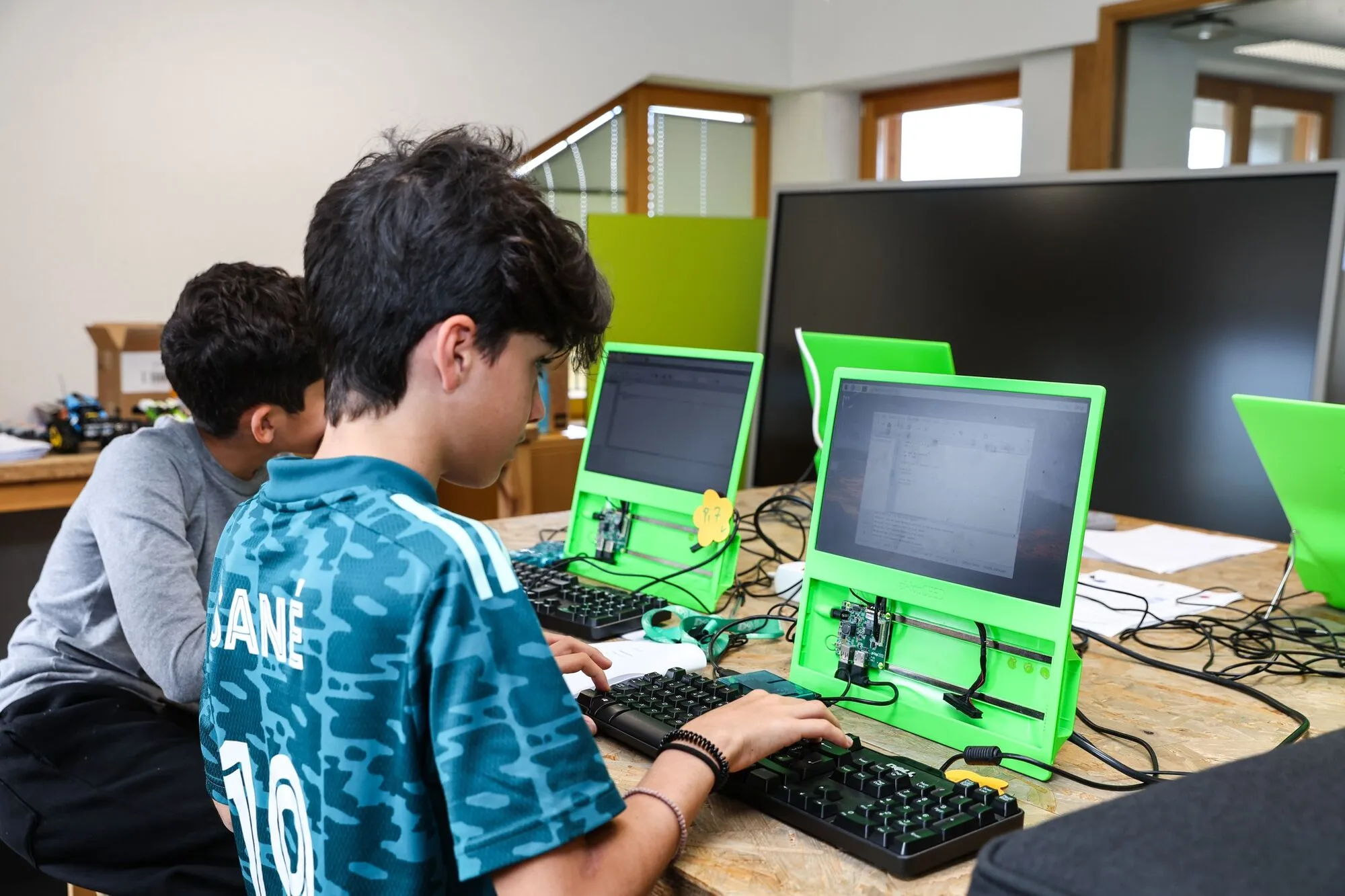 Шале в Швейцарських Альпах, жорсткі правила та учні на гелікоптері: 10 фактів про найдорожчу приватну школу світу