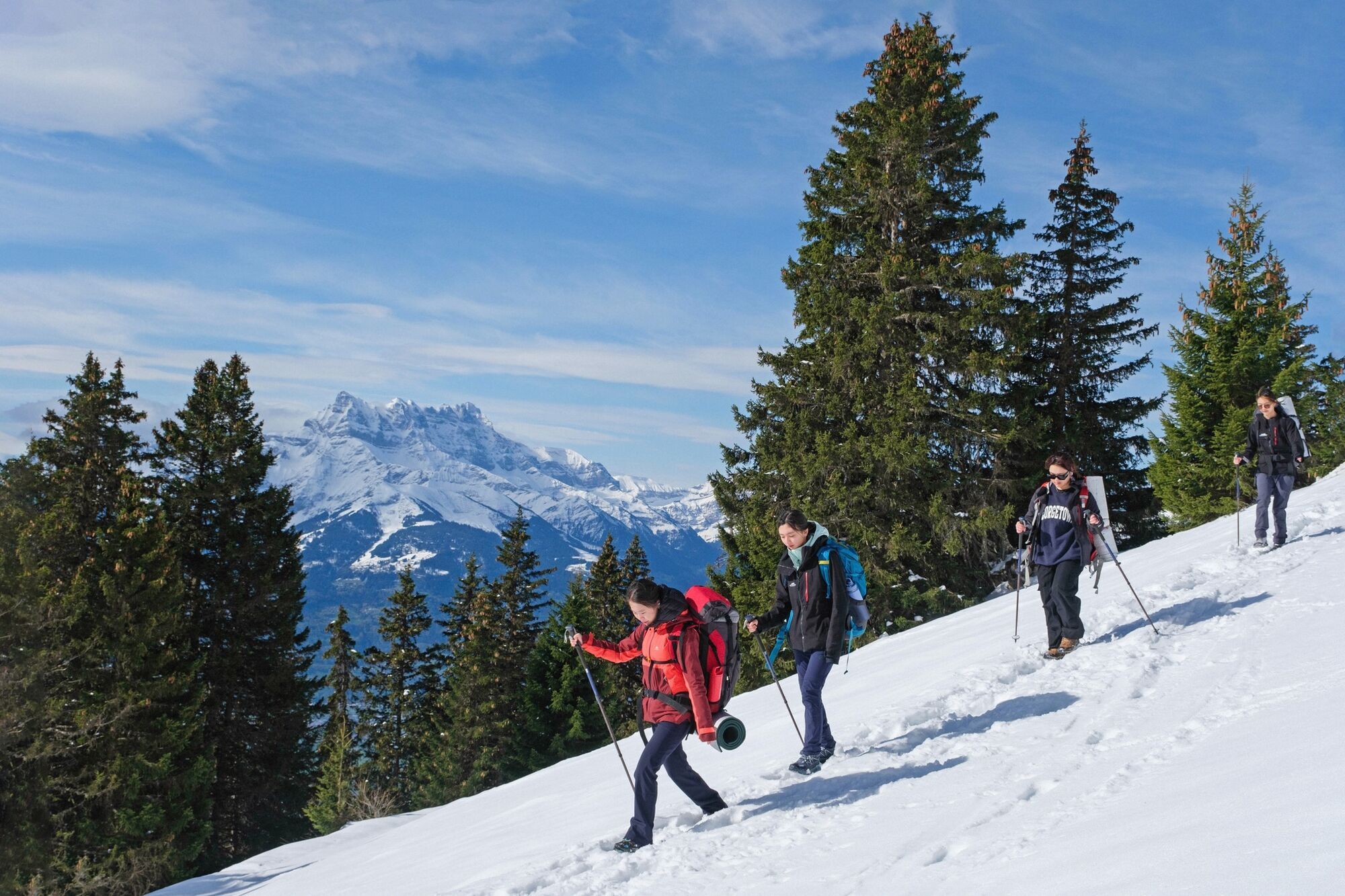 Шале в Швейцарських Альпах, жорсткі правила та учні на гелікоптері: 10 фактів про найдорожчу приватну школу світу