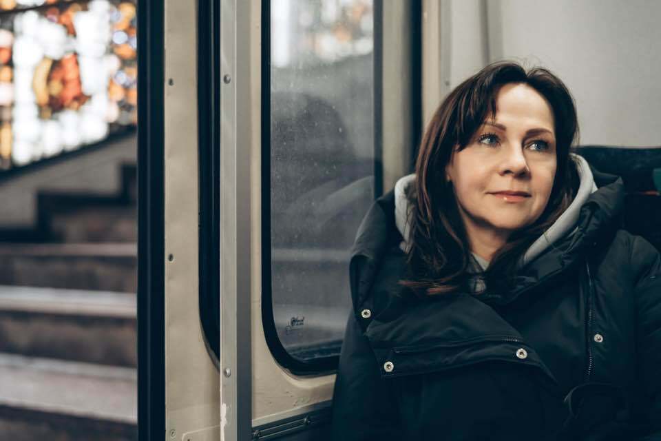 "Ми живемо всередині документального жаху". Олена Узлюк, один із найупізнаваніших голосів кіно, – про дубляж, війну та залаштунки гучного секс-скандалу