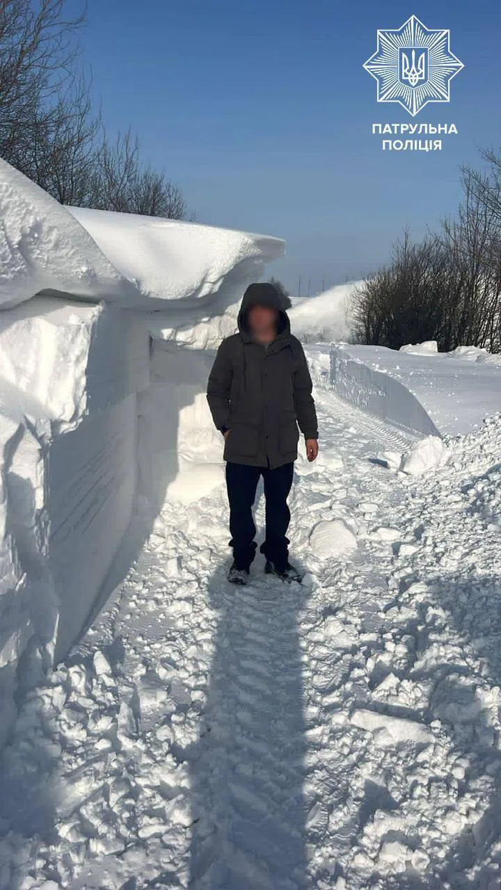Снігові тунелі в людський зріст: на Івано-Франківщині випало під два метри снігу. Фото і відео