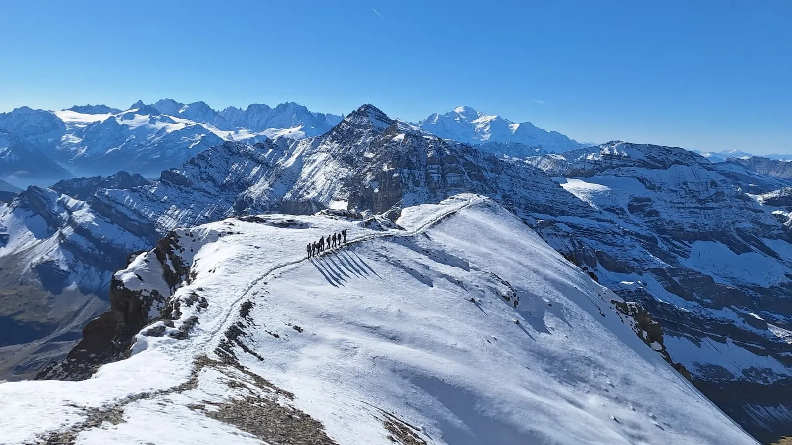 Шале в Швейцарських Альпах, жорсткі правила та учні на гелікоптері: 10 фактів про найдорожчу приватну школу світу