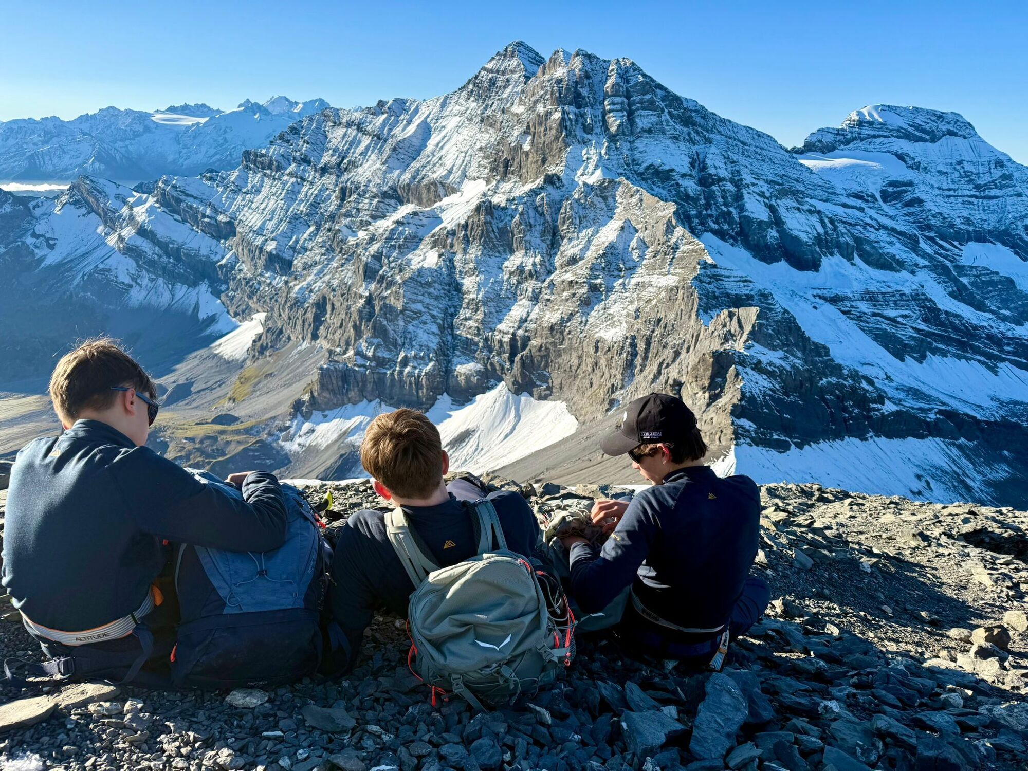 Шале в Швейцарських Альпах, жорсткі правила та учні на гелікоптері: 10 фактів про найдорожчу приватну школу світу