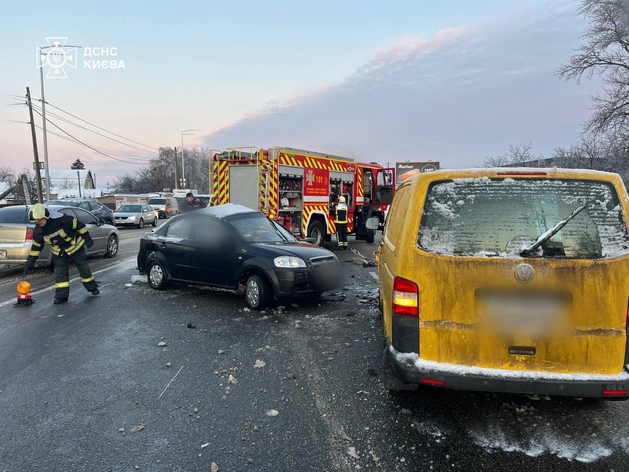 В Киеве столкнулись микроавтобус и легковушка: одного из водителей из авто доставали спасатели. Фото и видео