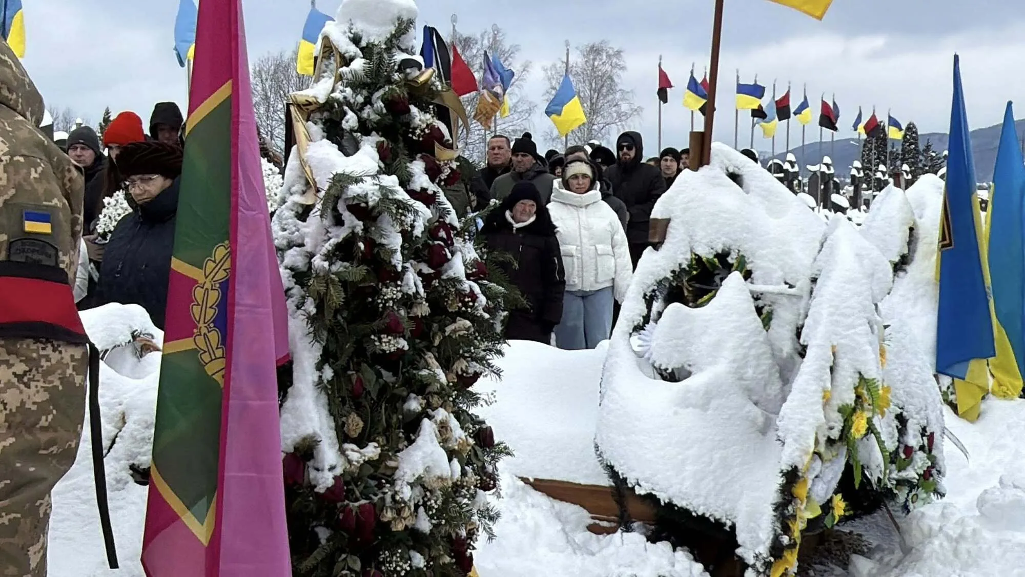 Два Героя: на Ивано-Франковщине попрощались с братьями, которые погибли на фронте. Фото