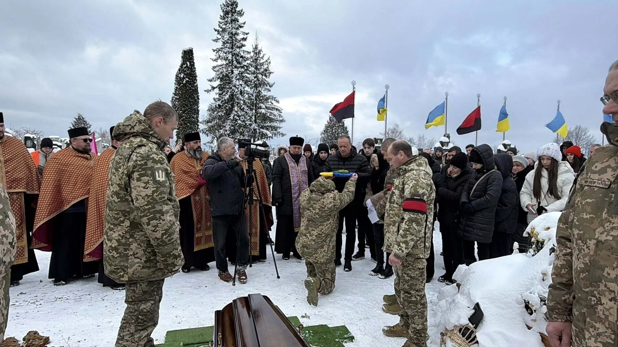 Два Героя: на Ивано-Франковщине попрощались с братьями, которые погибли на фронте. Фото