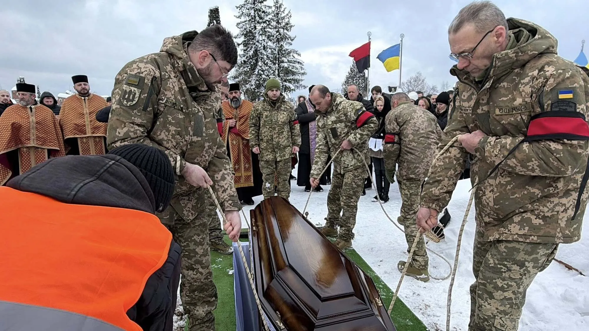 Два Героя: на Ивано-Франковщине попрощались с братьями, которые погибли на фронте. Фото