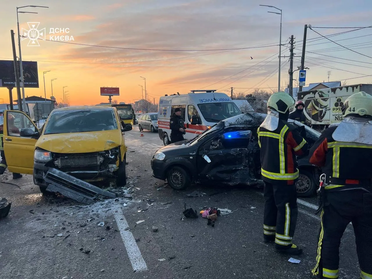 В Киеве столкнулись микроавтобус и легковушка: одного из водителей из авто доставали спасатели. Фото и видео