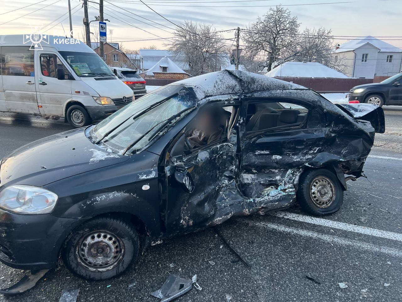 В Киеве столкнулись микроавтобус и легковушка: одного из водителей из авто доставали спасатели. Фото и видео
