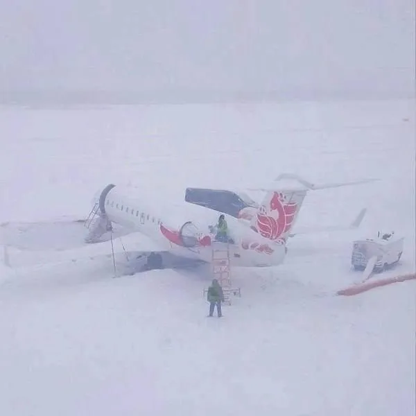 У Росії в аеропорту літак застряг у купі снігу. Фото