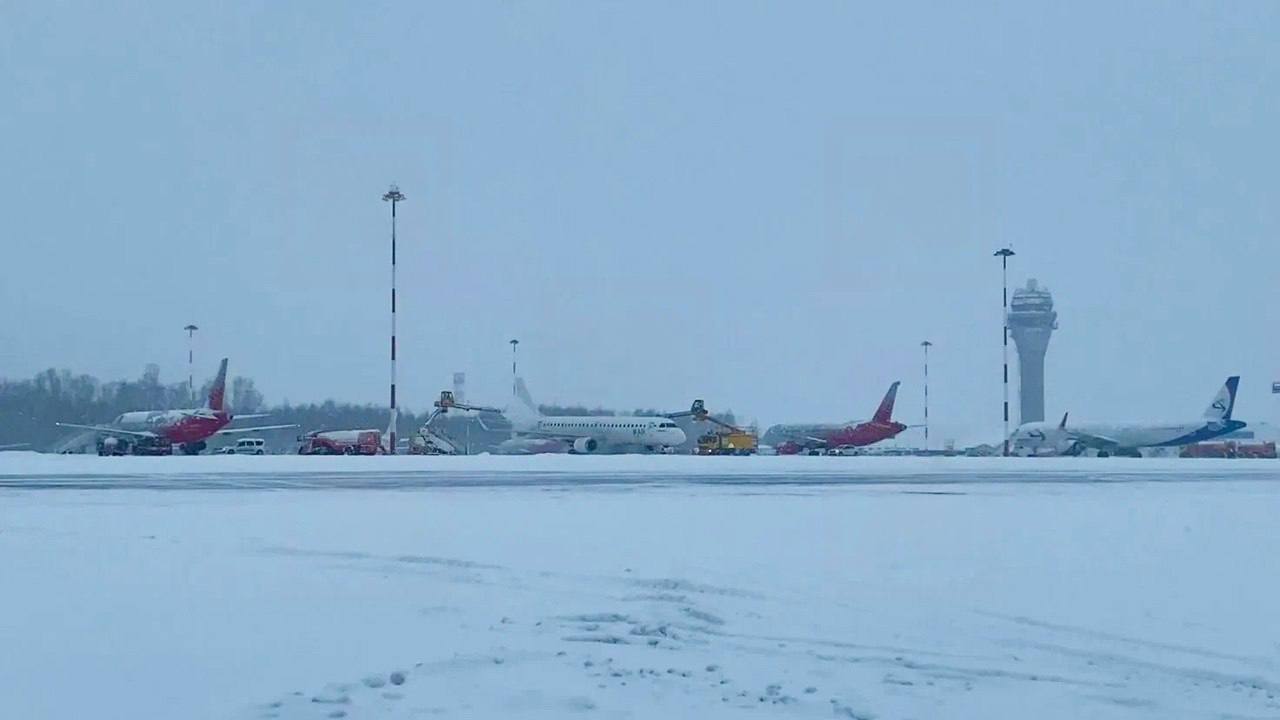 У Росії в аеропорту літак застряг у купі снігу. Фото