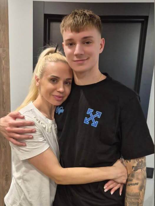 "Где мама, а где невеста?" Футболист сборной Украины снялся в обнимку с двумя красавицами и озадачил сеть. Фотофакт