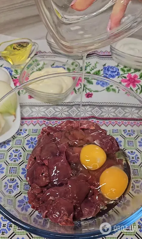 Смачний печінковий рулет з начинкою: ділимось святковим рецептом