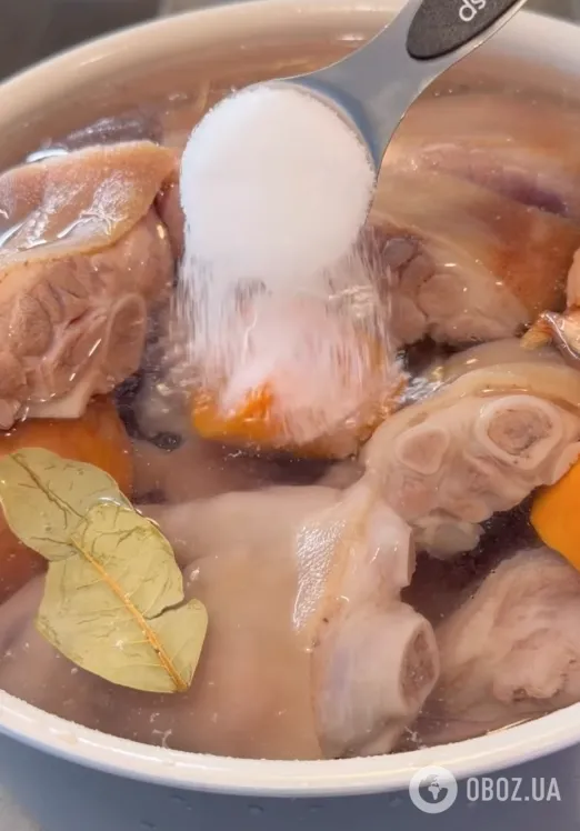 З якого м'яса вийде найкращий холодець, а також на якому вогні та скільки варити, чи потрібно накривати каструлю кришкою: ділимося порадами