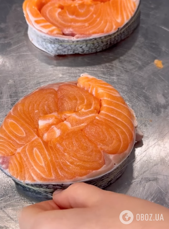 Как вкусно запечь лосось на апельсиновой "подушке": рецепт идеального блюда для обеда и ужина