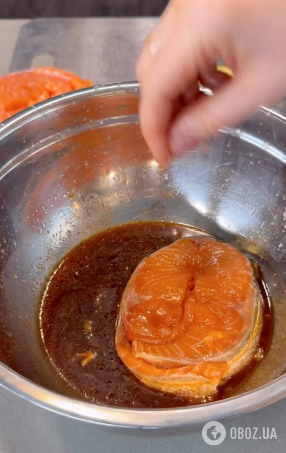 Как вкусно запечь лосось на апельсиновой "подушке": рецепт идеального блюда для обеда и ужина