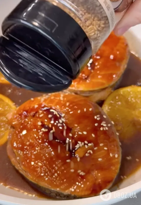 Как вкусно запечь лосось на апельсиновой "подушке": рецепт идеального блюда для обеда и ужина