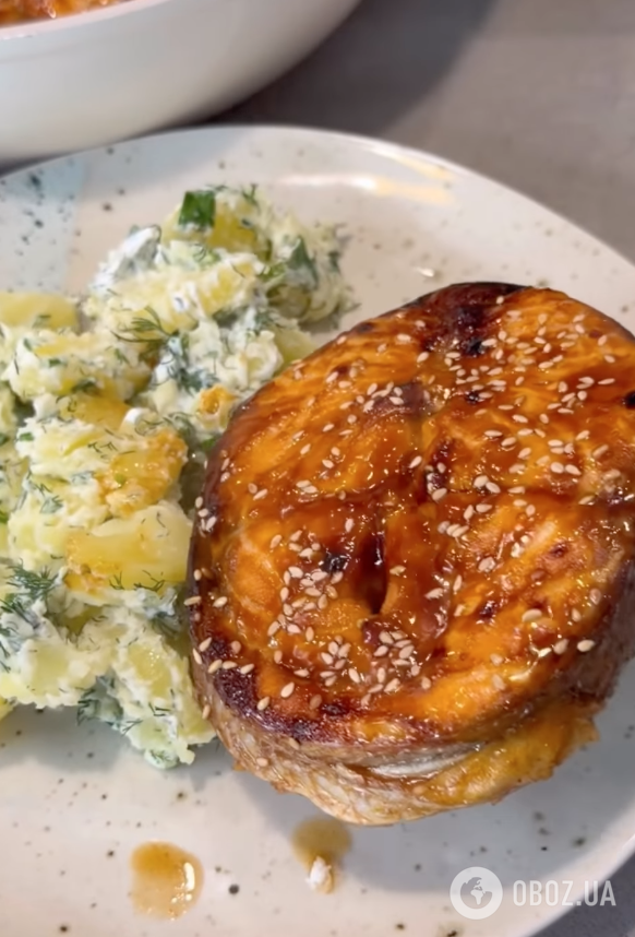 Как вкусно запечь лосось на апельсиновой "подушке": рецепт идеального блюда для обеда и ужина