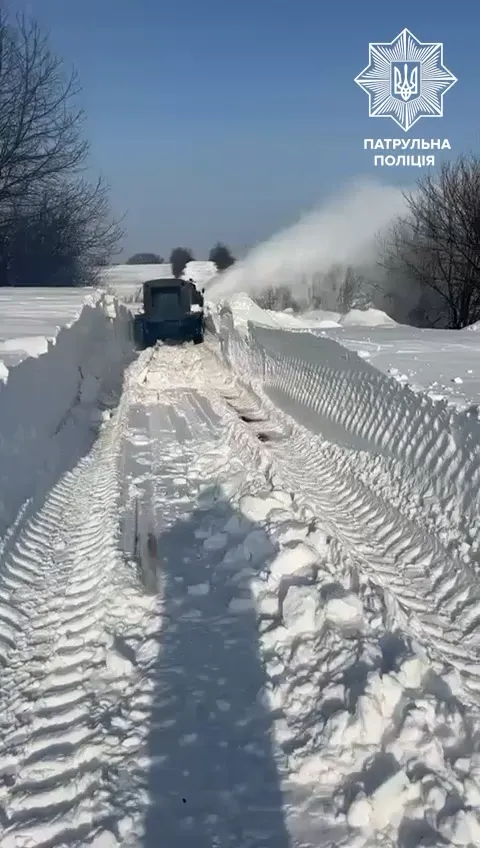 Снігові тунелі в людський зріст: на Івано-Франківщині випало під два метри снігу. Фото і відео