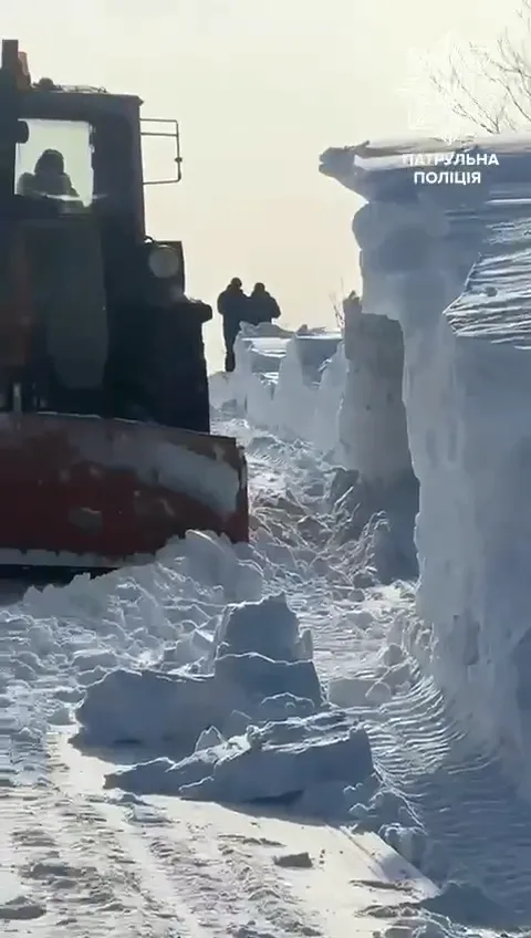 Снігові тунелі в людський зріст: на Івано-Франківщині випало під два метри снігу. Фото і відео
