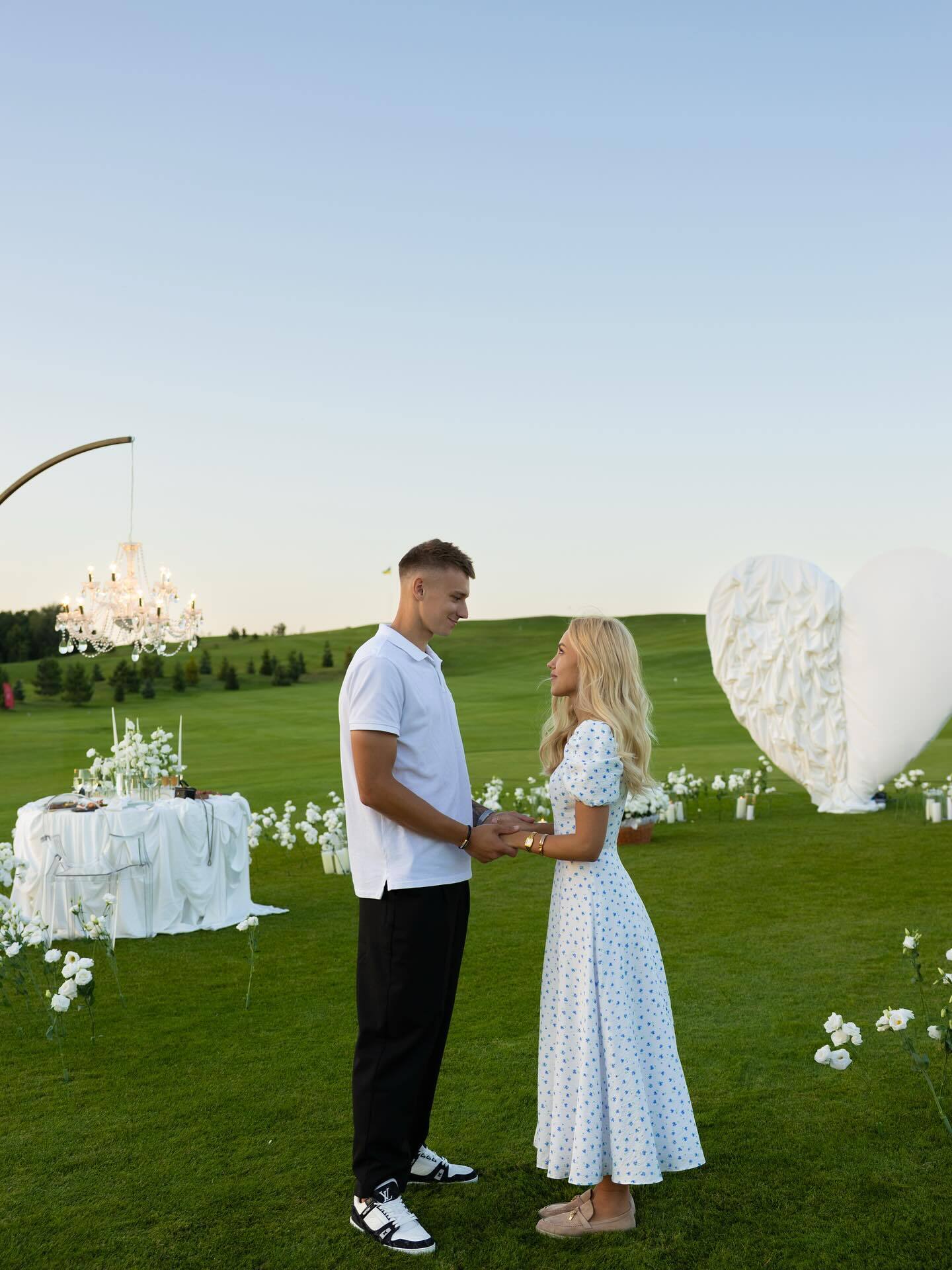 "Где мама, а где невеста?" Футболист сборной Украины снялся в обнимку с двумя красавицами и озадачил сеть. Фотофакт